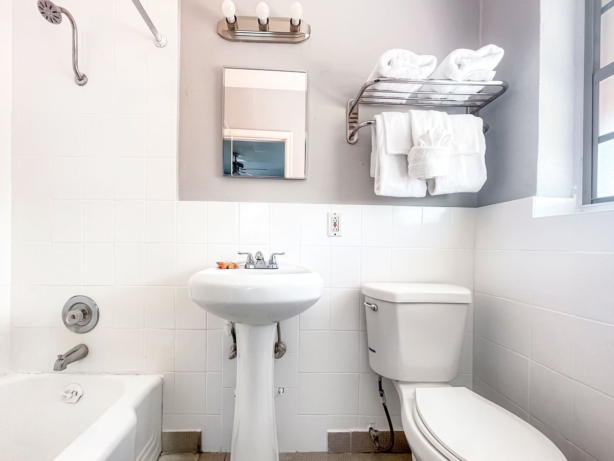 Queen room bathroom