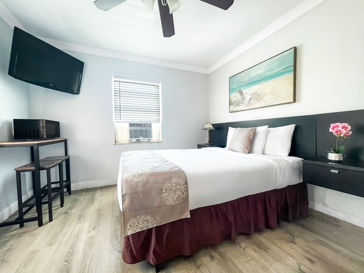 Queen room, desk