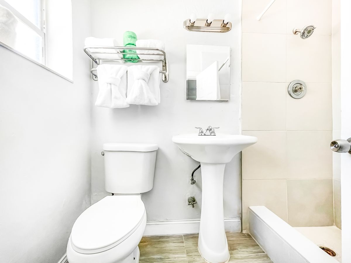 Suite bathroom