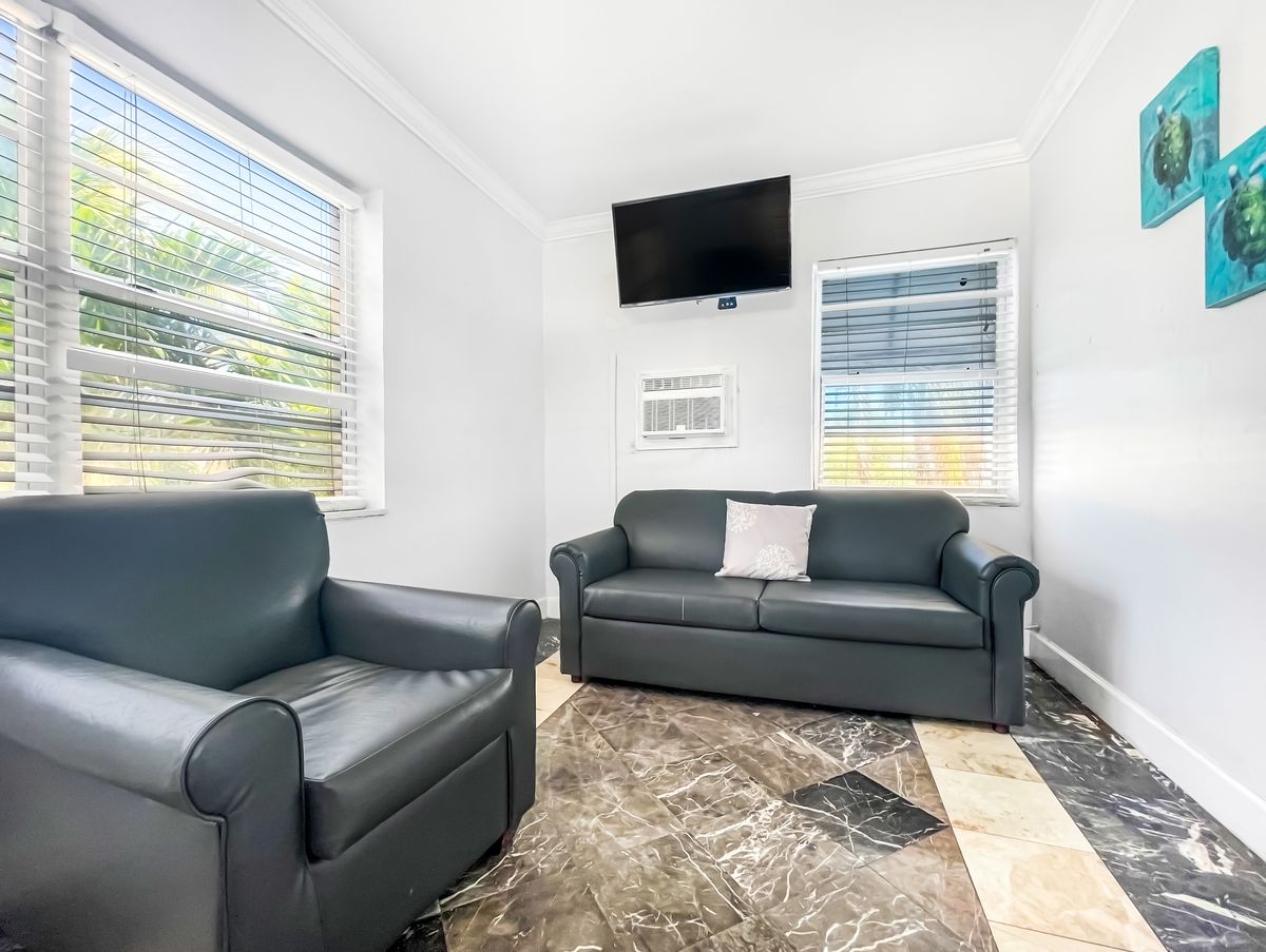 Suite, sitting area