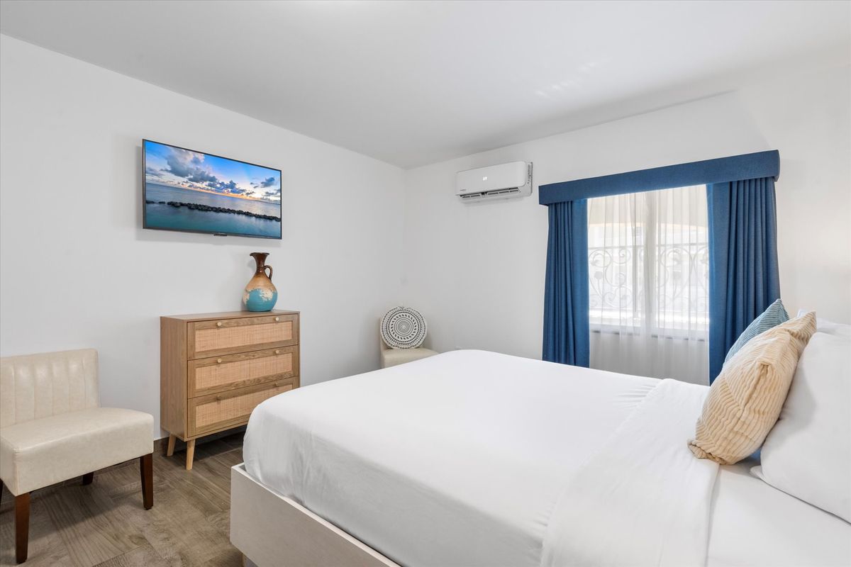 King room, blue curtains