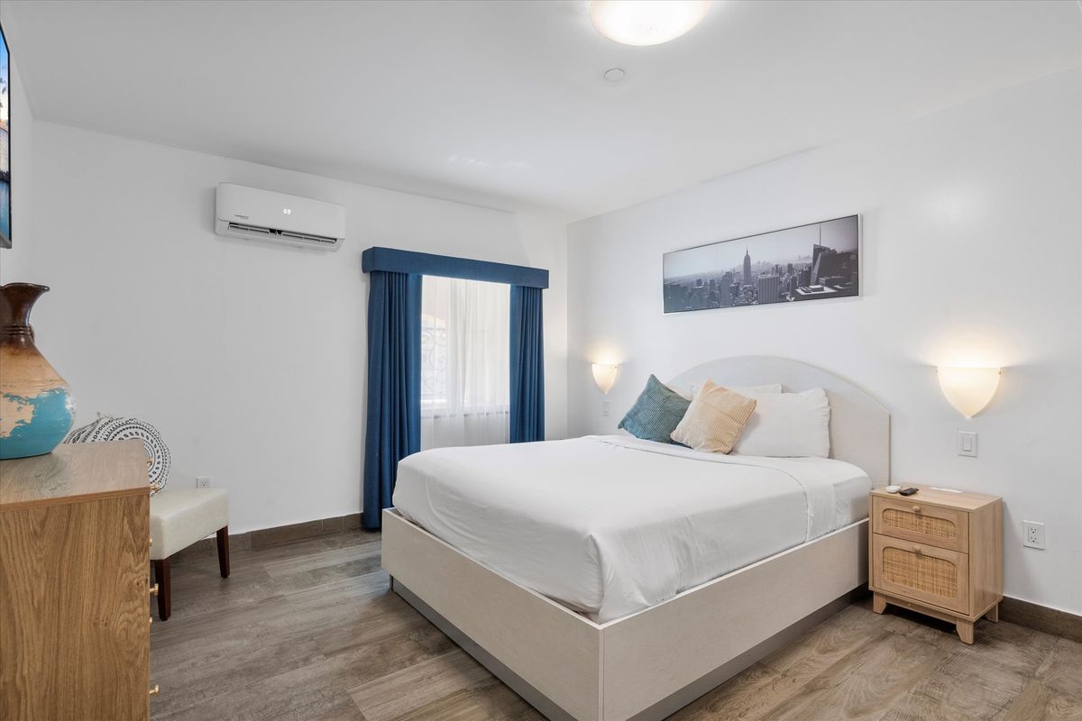 Queen room