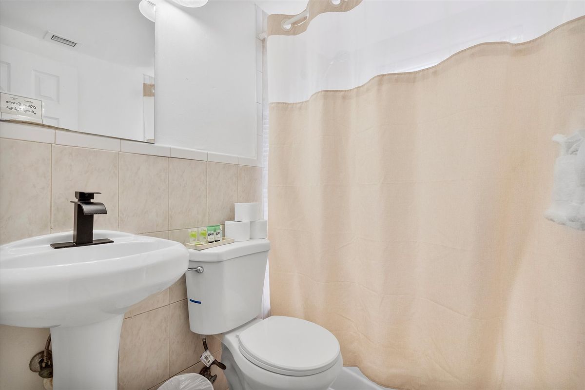 Lakeview suite bathroom