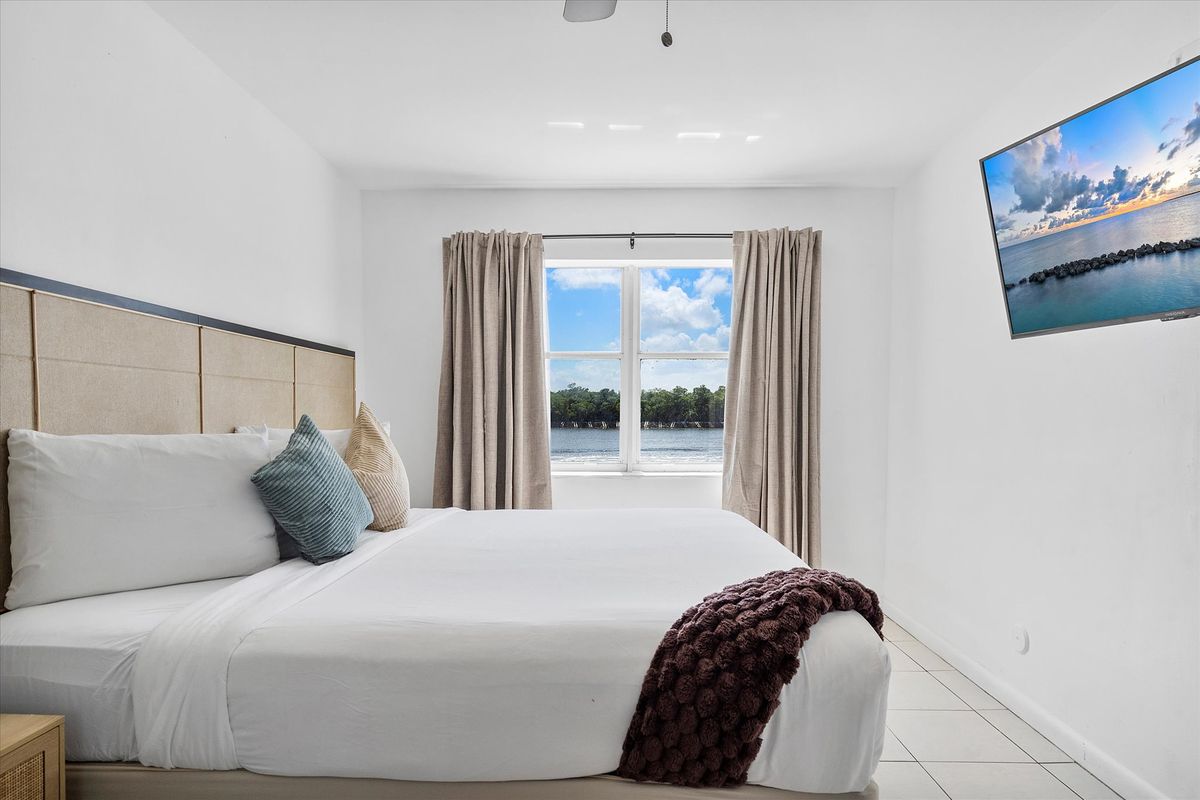 Lakeview suite bedroom, from the door