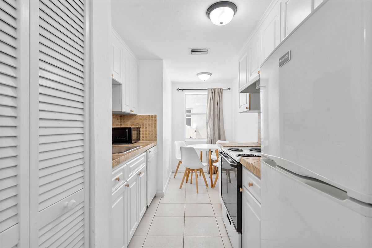 Lakeview suite kitchen