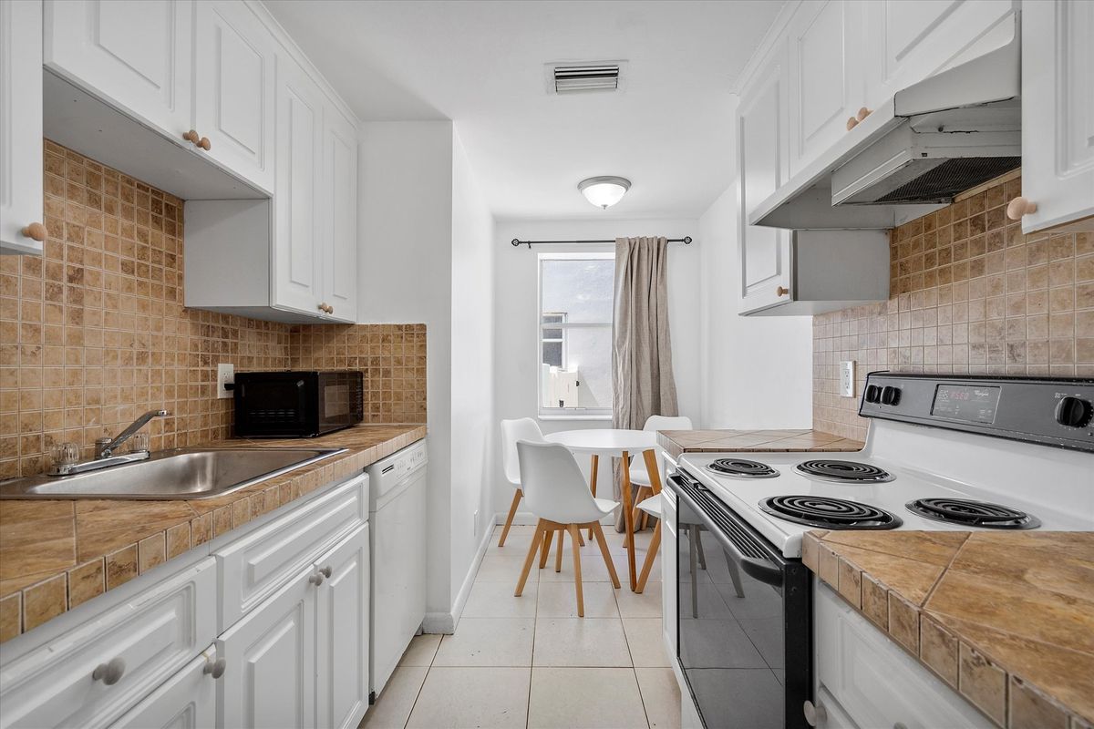Lakeview suite kitchen and table