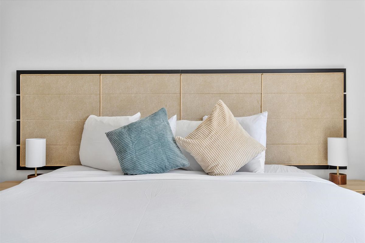 Lakeview suite, king bed