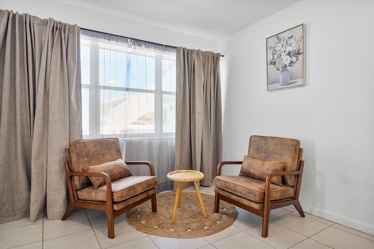 Lakeview suite, sitting corner