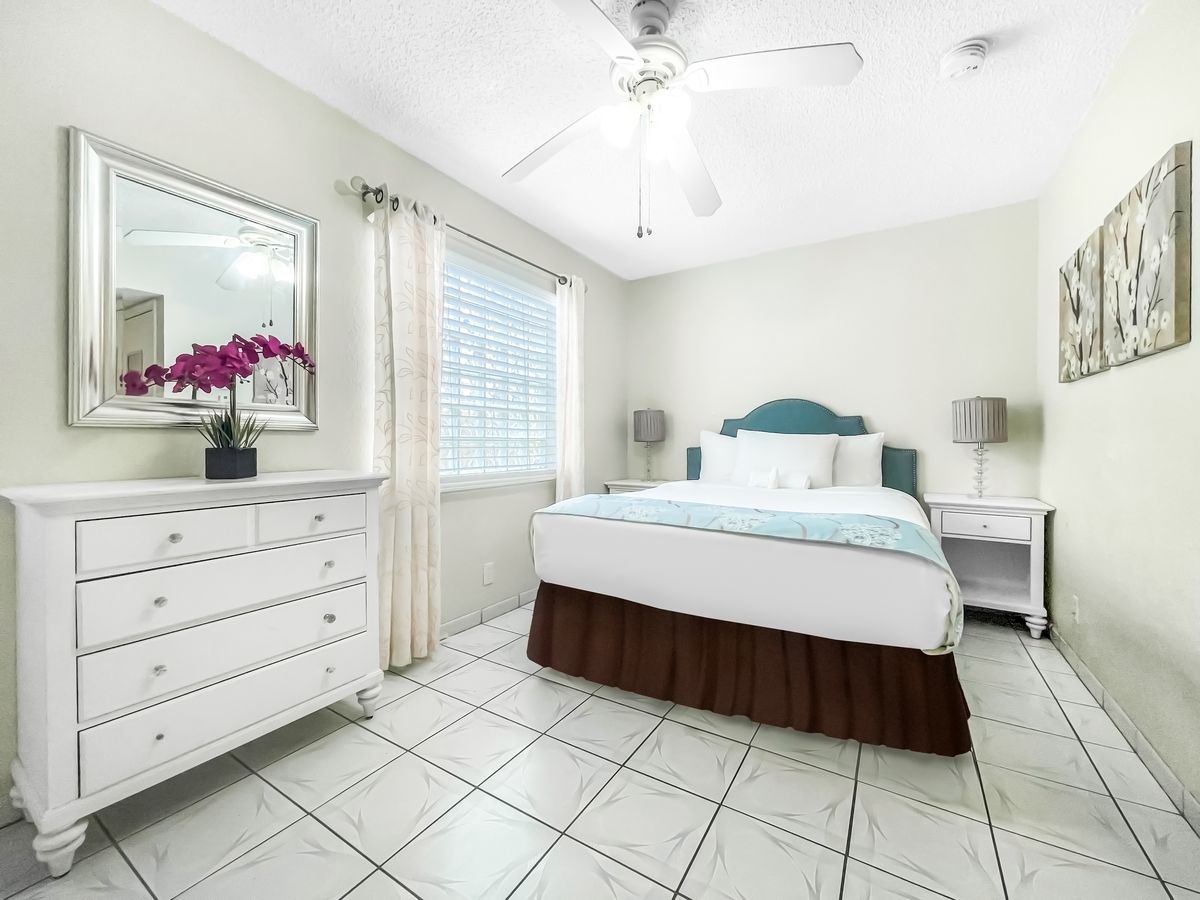 Queen room, dresser