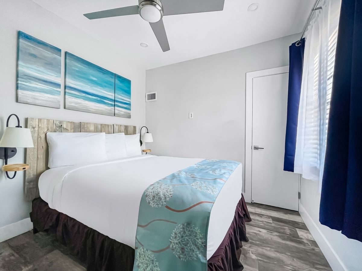 Queen room