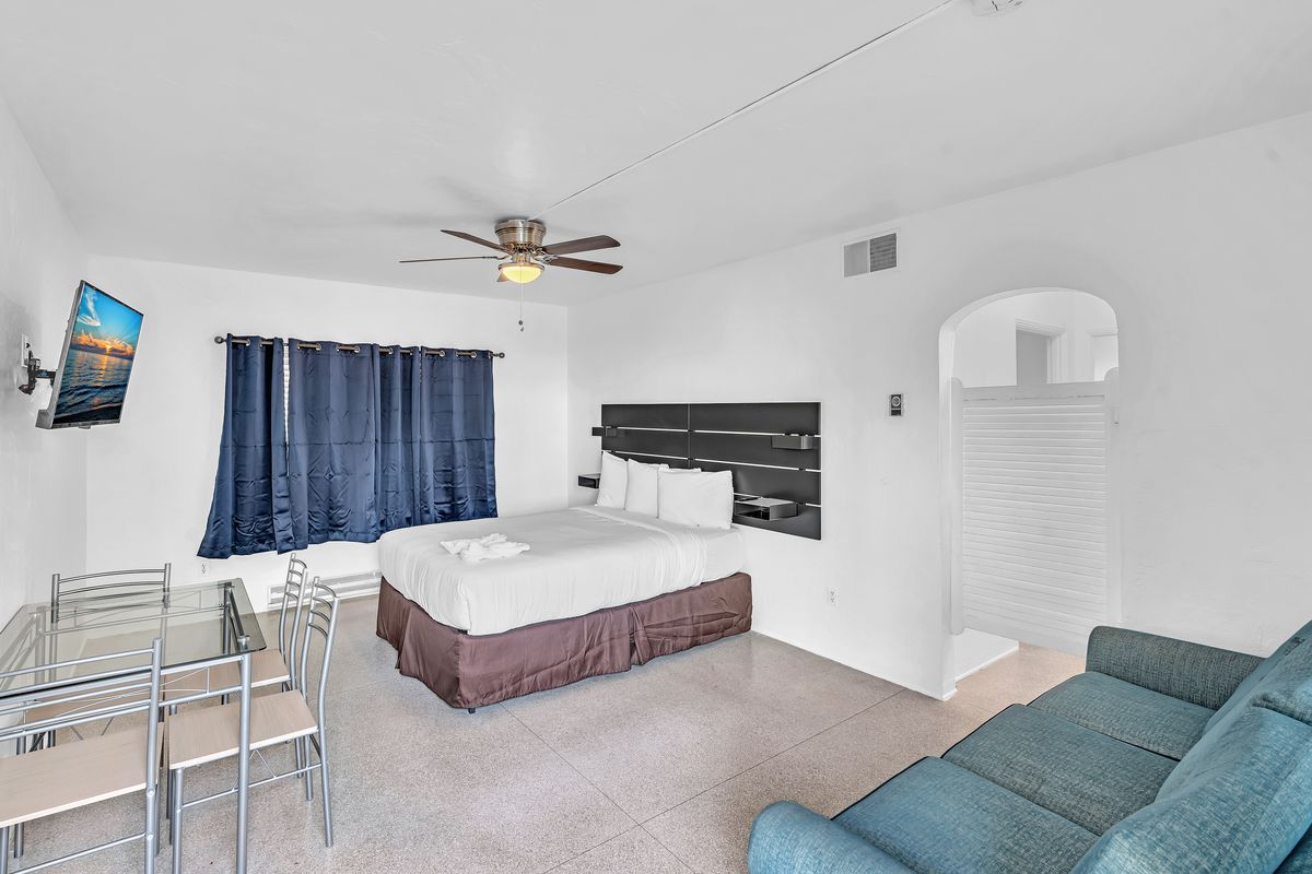 Queen room with sofa