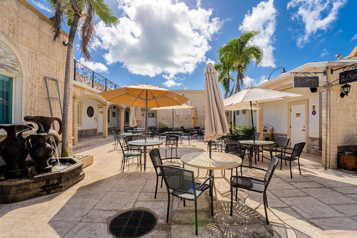 The courtyard by day at Hollywood Beach Hotels